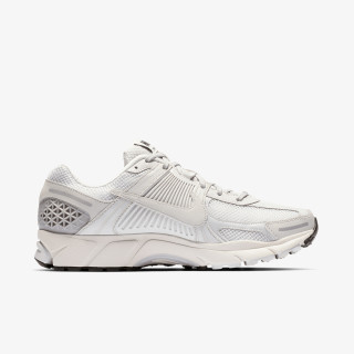 NIKE Zoom Vomero 5 