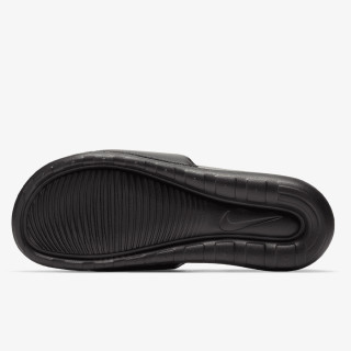 NIKE Victori One 