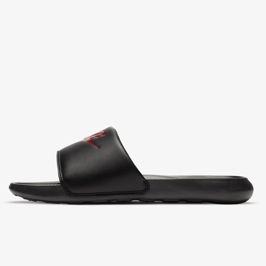 NIKE Victori One 