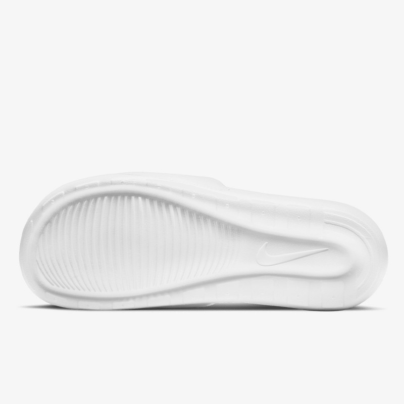 NIKE Victori One 