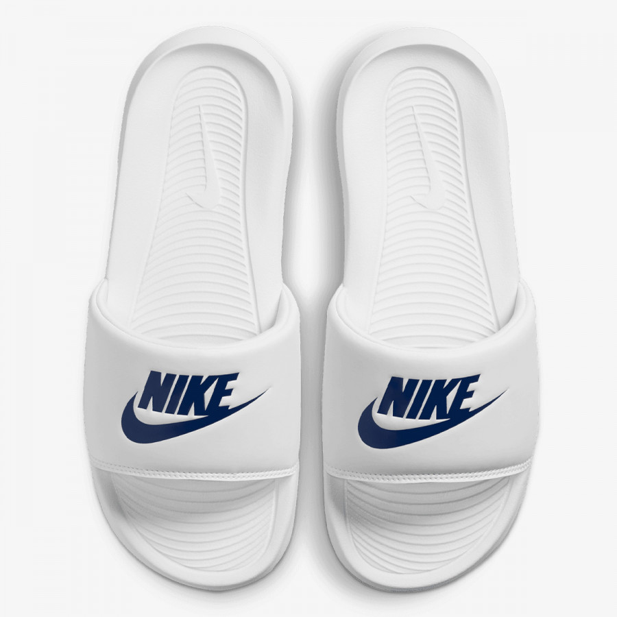 NIKE Victori One 