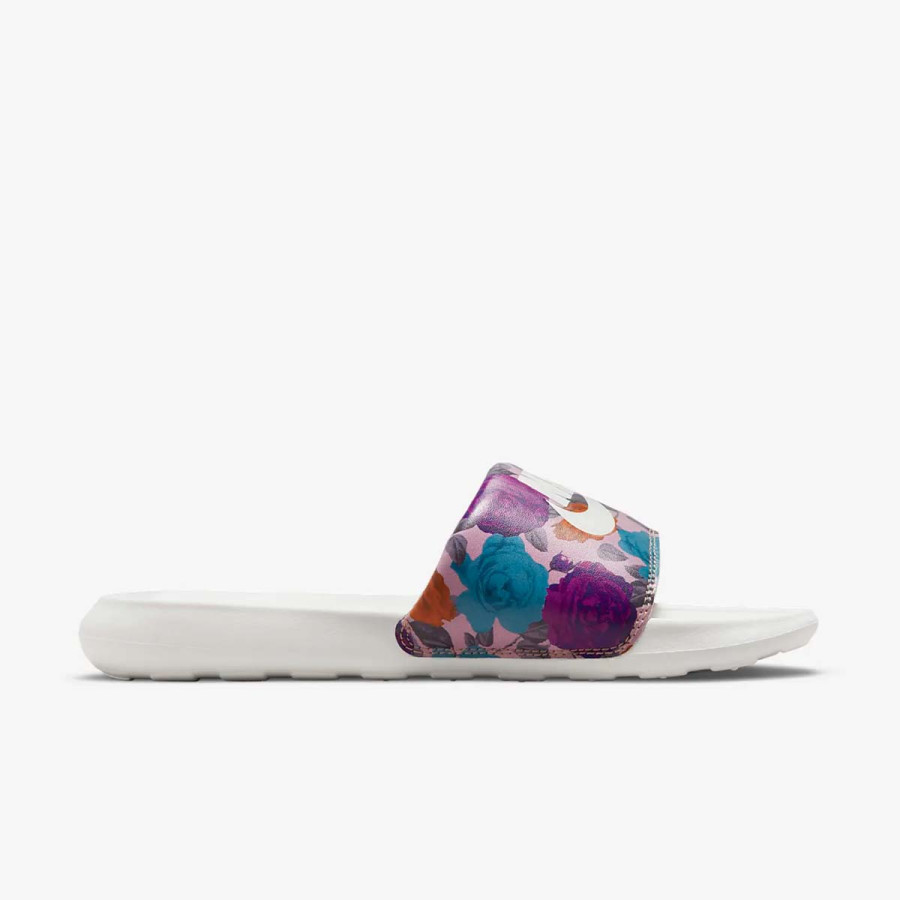 NIKE Victori One 