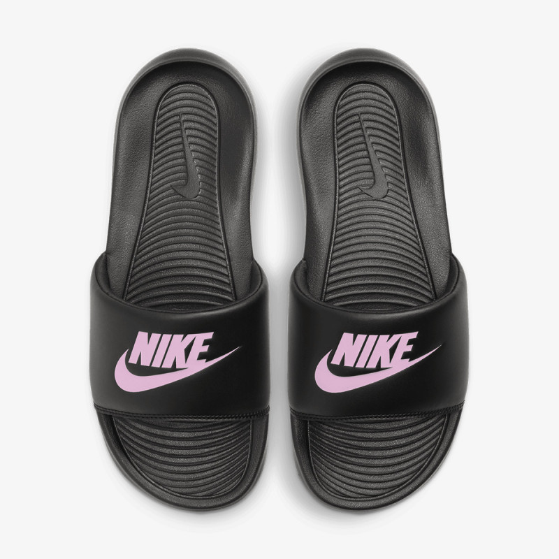 NIKE Victori One 