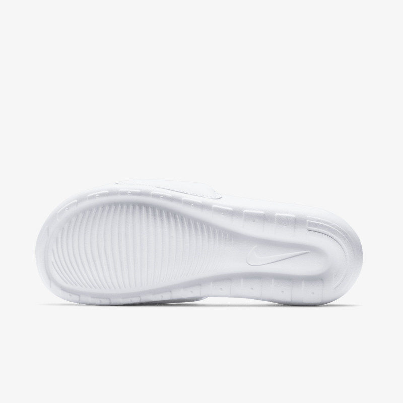 NIKE Victori One 