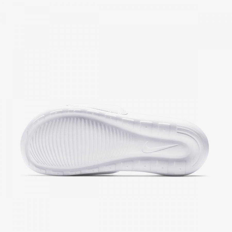 NIKE Victori One 