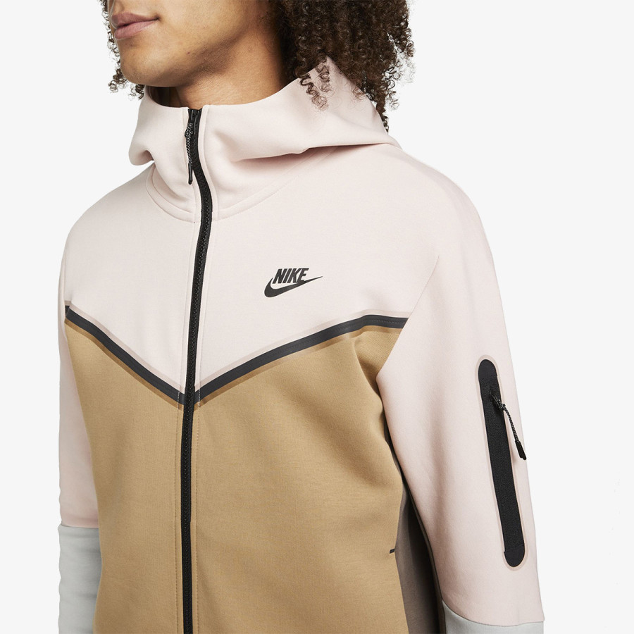 NIKE Sportswear Tech 