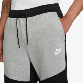 NIKE Sportswear Tech 