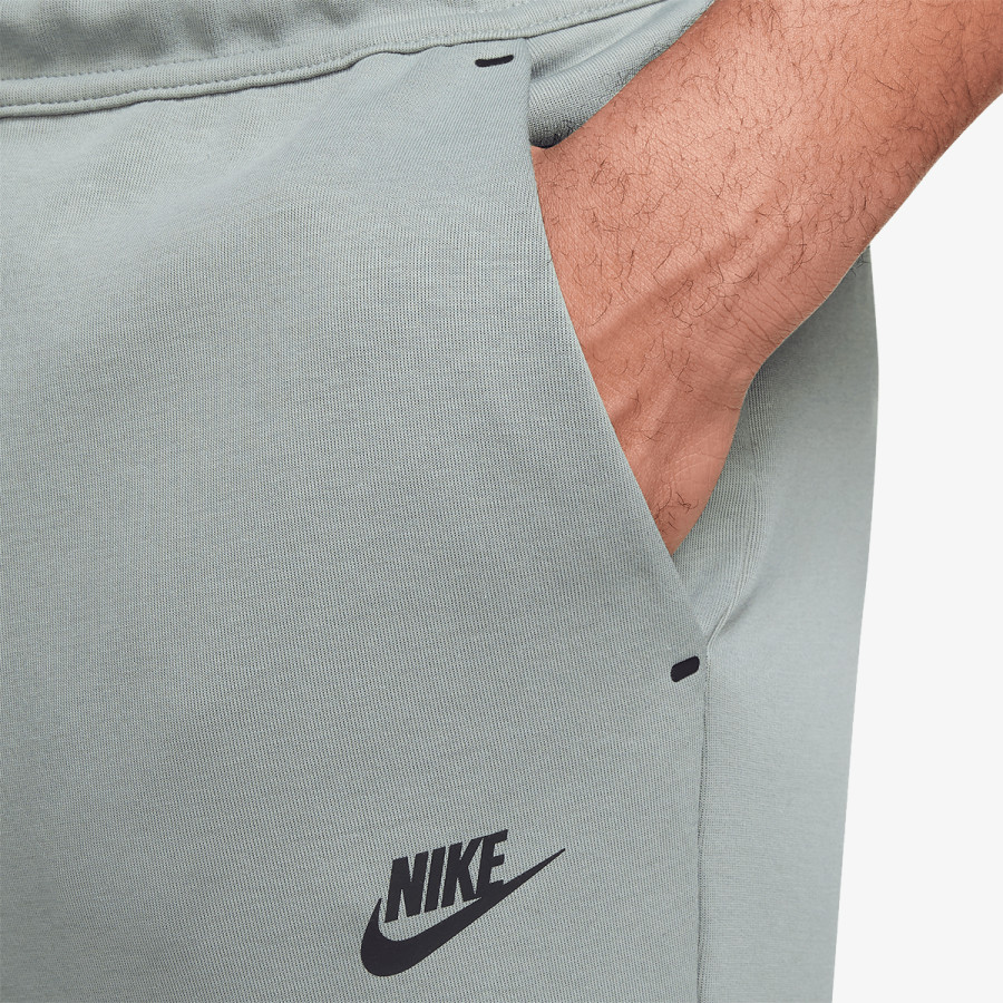 NIKE Sportswear Tech 