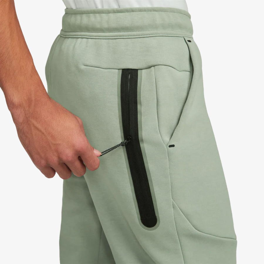 NIKE Sportswear Tech 