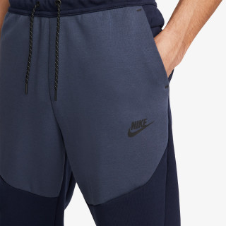 NIKE Sportswear Tech 