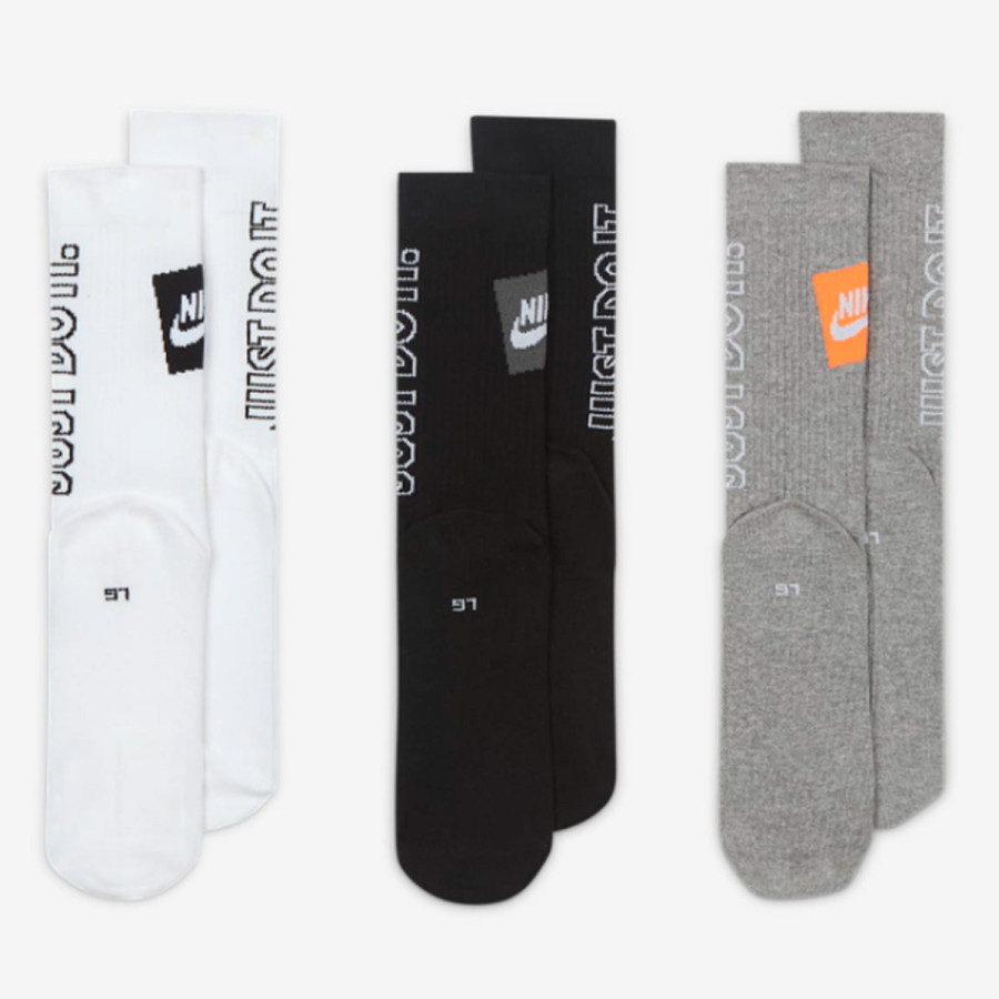 NIKE Sportswear Everyday Essential 