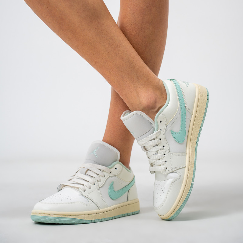 NIKE WMNS AIR JORDAN 1 LOW 
