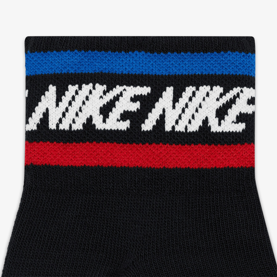 NIKE Everyday Essential 