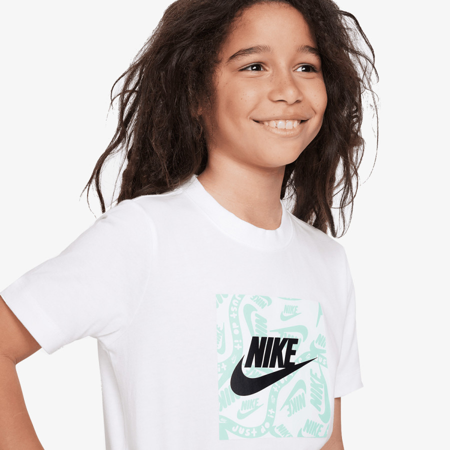 NIKE K NSW TEE CLUB SESONAL HBR GFX 