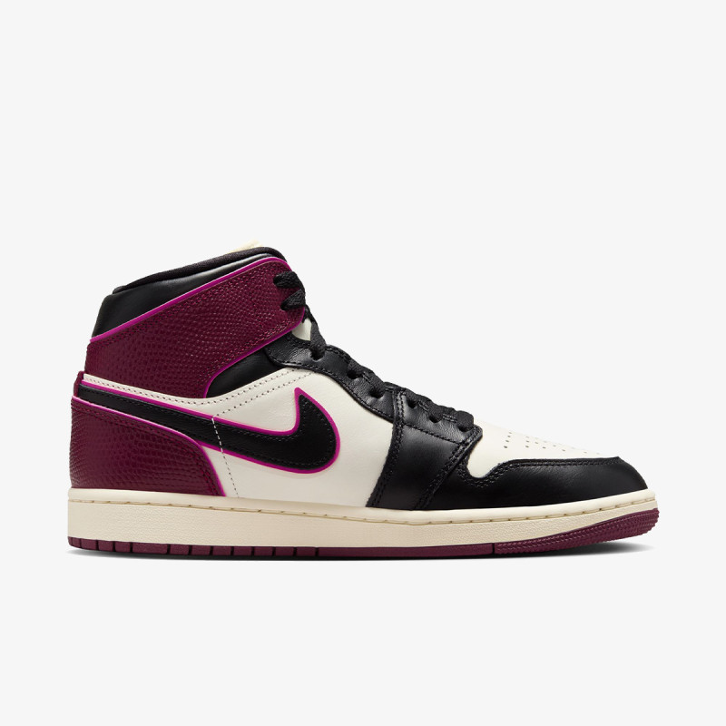 NIKE WMNS AIR JORDAN 1 MID SE 
