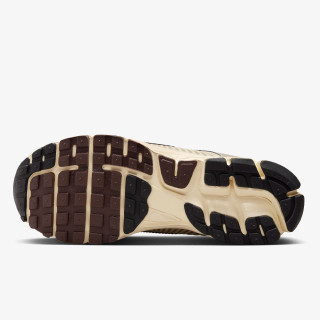 NIKE Zoom Vomero 5 