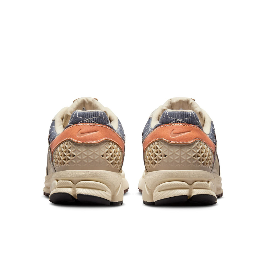 NIKE Zoom Vomero 5 