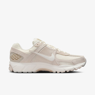 NIKE Vomero 5 