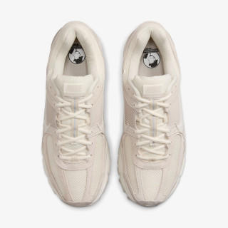 NIKE Vomero 5 