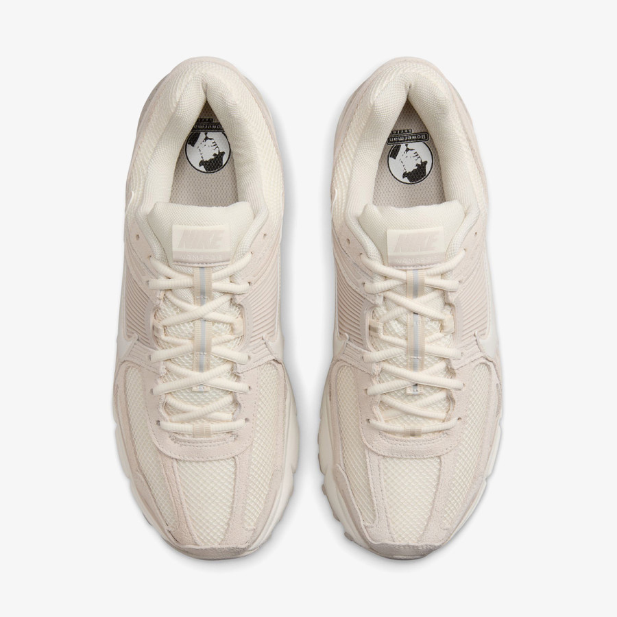 NIKE Vomero 5 