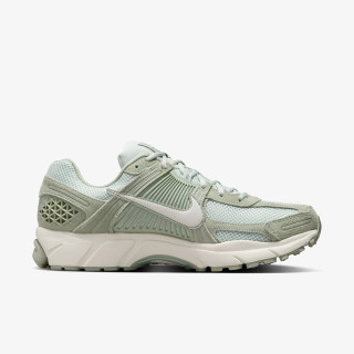 NIKE Vomero 5 