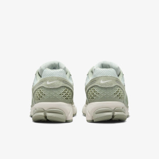 NIKE Vomero 5 