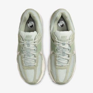 NIKE Vomero 5 