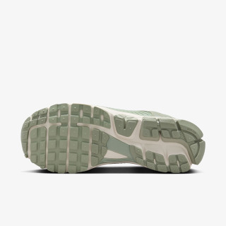 NIKE Vomero 5 