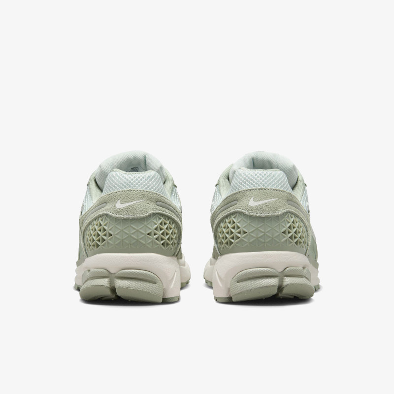 NIKE Vomero 5 