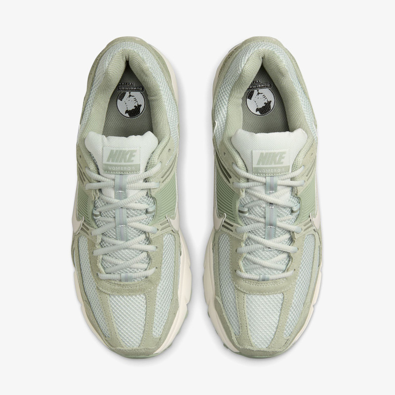 NIKE Vomero 5 
