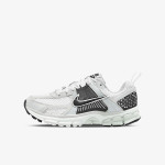 NIKE Vomero 5 