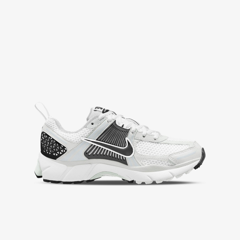 NIKE Vomero 5 