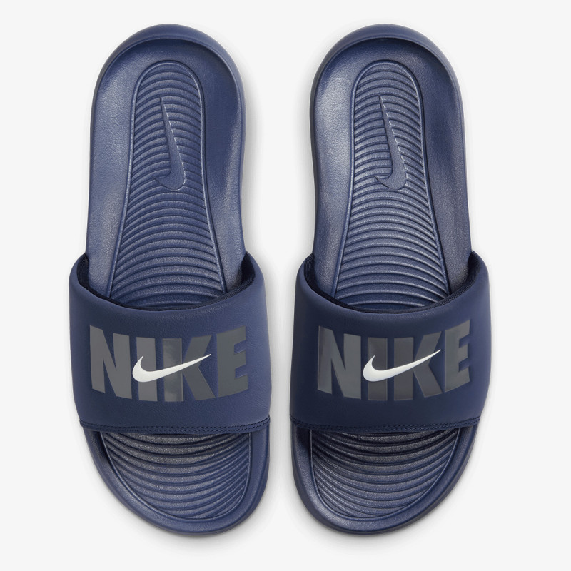 NIKE Victori One 