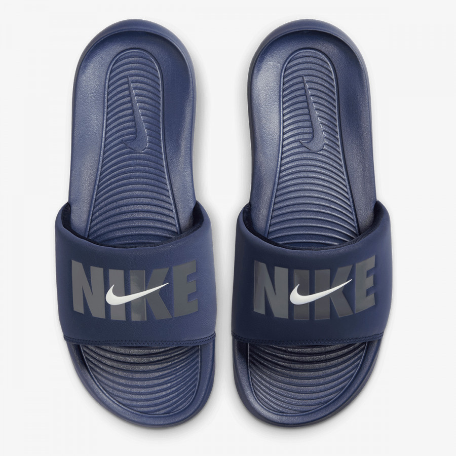 NIKE Victori One 
