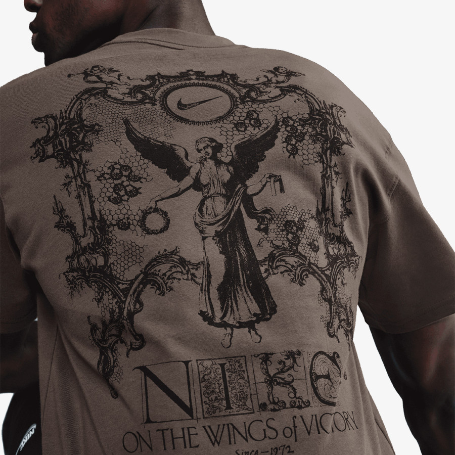 NIKE U NSW TEE M90 OC WINGS VICTORY 