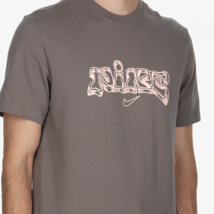 NIKE M NK TEE IYKYK FITNESS HO25 