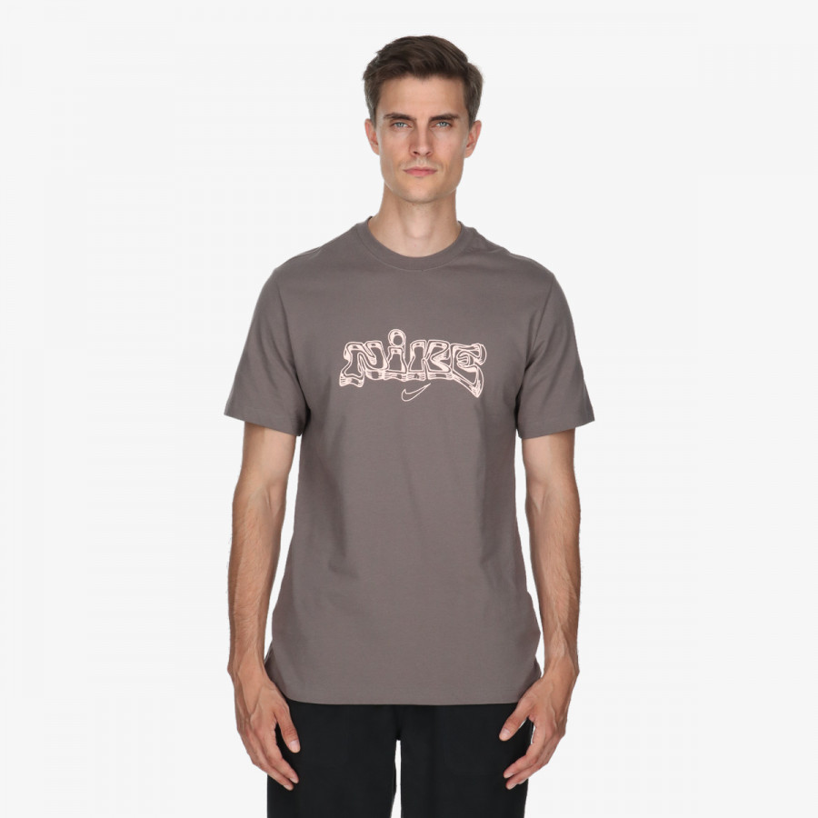 NIKE M NK TEE IYKYK FITNESS HO25 