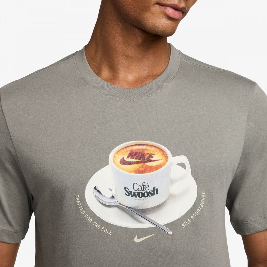 NIKE U NSW TEE STD CAFE SWOOSH MUG 