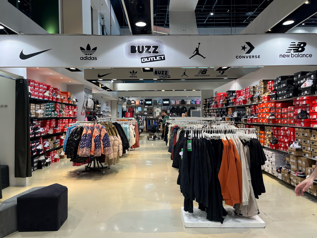 Buzz Outlet Airport